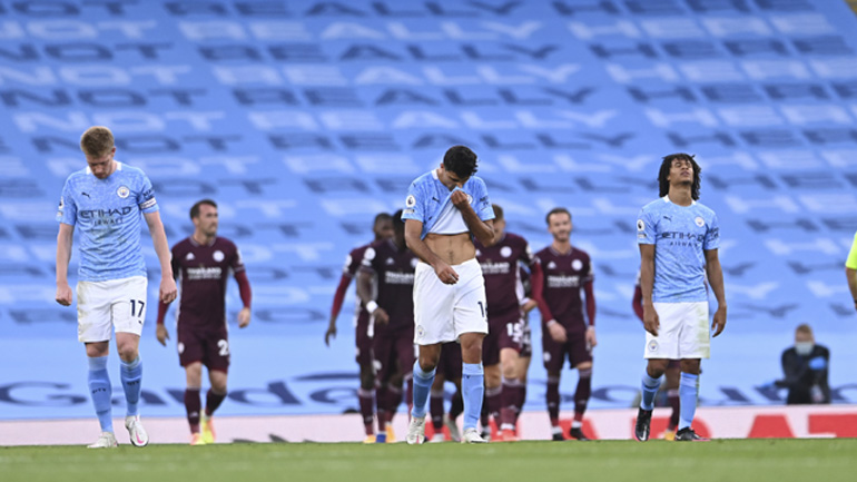 Η Λέστερ διέσυρε 5-2 τη Σίτι στο Μάντσεστερ με χατ-τρικ του Βάρντι