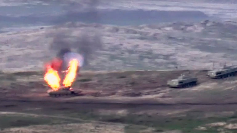 Καύκασος: Πενταμελής οικογένεια Αζέρων σκοτώθηκε στους βομβαρδισμούς, σύμφωνα με το Μπακού