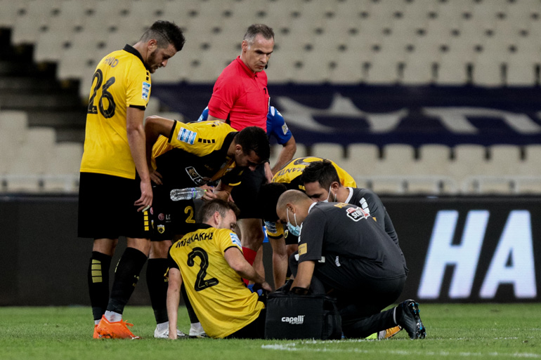 Ο Μπακάκης τραυματίστηκε στο 53΄ και υπάρχει πιθανότητα θλάσης. Εάν επιβεβαιωθεί, τότε χάνει την αναμέτρηση με τη Βόλφσμπουργκ.