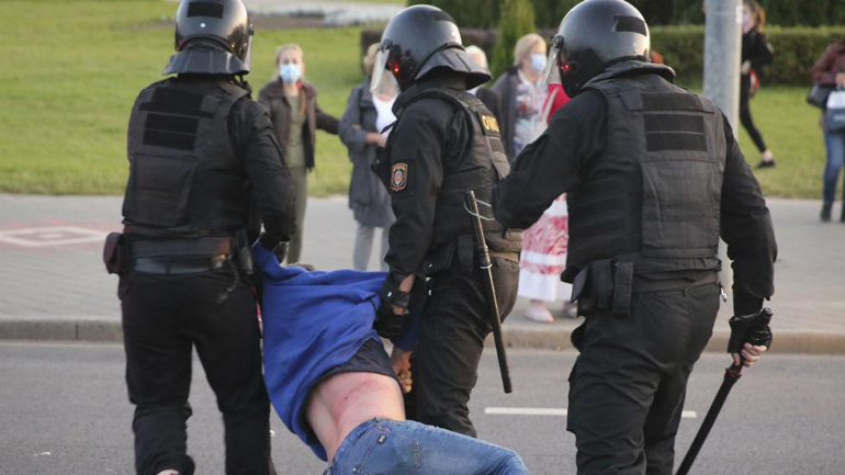 Νέα επεισόδια και συλλήψεις στο Μινσκ, σε διαδήλωση κατά του Λουκασένκο