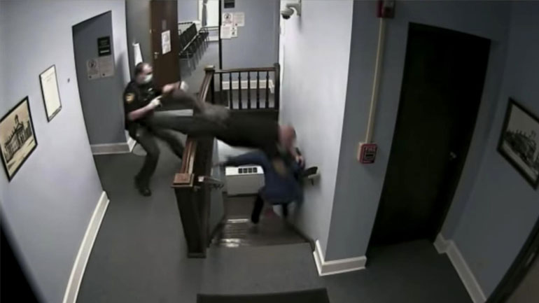 Άνδρας δραπετεύει από δικαστήριo