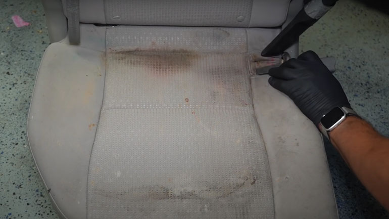 Καθαρίζοντας ένα πολύ βρόμικο αυτοκίνητο Καθαρίζοντας ένα πολύ βρόμικο αυτοκίνητο