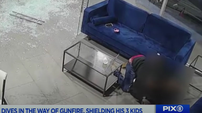 Πατέρας προστατεύει τα παιδιά του κατά τη διάρκεια πυροβολισμών