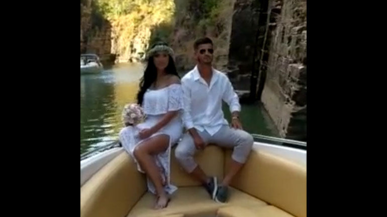 Ζευγάρι δέχεται συμβουλές κατά τη φωτογράφηση πριν τον γάμο