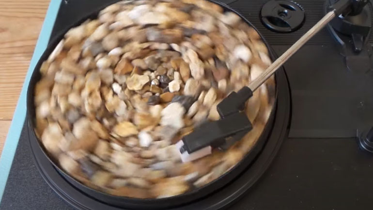 Ακούγοντας ροκ σε ένα πικάπ