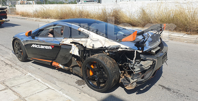 H ζημιά στην McLaren από την έξοδο που είχαμε στο αεροδρόμιο του Τατοίου όταν έγινε αποκόλληση ελαστικού (στη φωτογραφία έχει τοποθετηθεί άλλο ελαστικό για την μεταφορά του οχήματος)