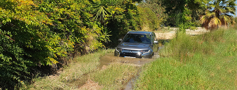 Όσοι έχετε SUV να τα χαίρεστε στο φυσικό τους περιβάλλον! (στη φωτογραφία το Mitsubishi Outlander PHEV που συνδυάζει κινητήρα βενζίνης και ηλεκτροκινητήρα)