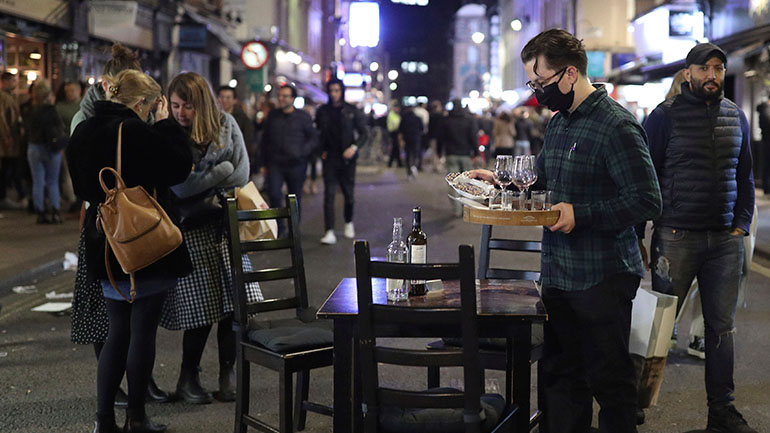 Το Ηνωμένο Βασίλειο εξετάζει την επιβολή αυστηρότερων περιορισμών λόγω κορωνοϊού Το Ηνωμένο Βασίλειο εξετάζει την επιβολή αυστηρότερων περιορισμών λόγω κορωνοϊού