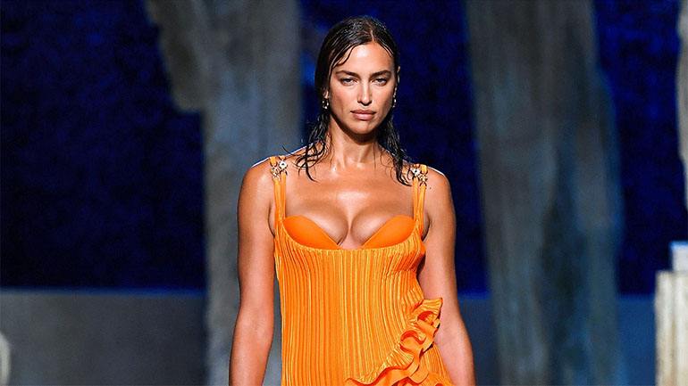 Milan Fashion Week: Η καυτή εμφάνιση της Irina Shayk στο catwalk του οίκου Versace