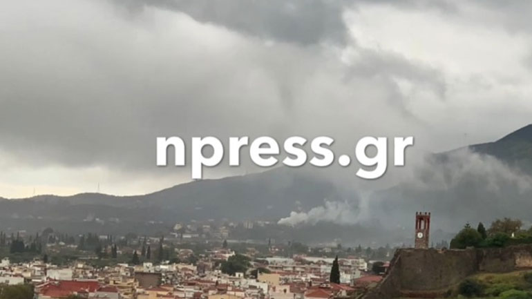 Σπίτι άρπαξε φωτιά από χτύπημα κεραυνού στη Ναύπακτο εν μέσω ισχυρών βροχοπτώσεων