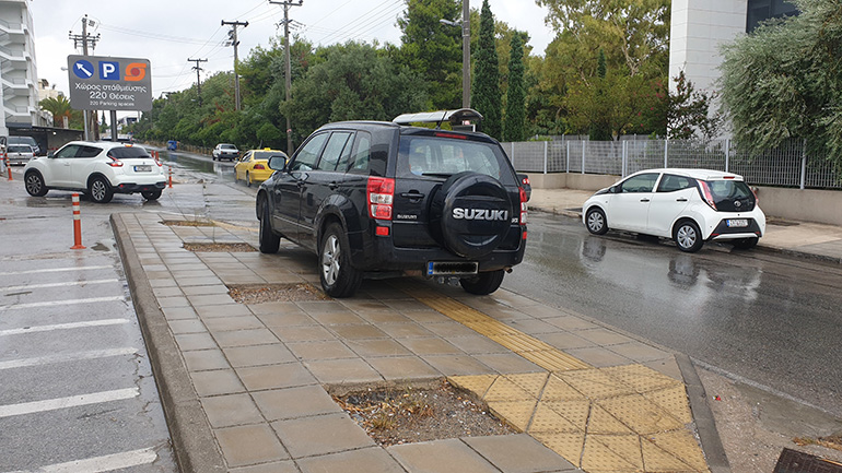 Θα μπορούσαμε να τον αποκαλέσουμε και τον.. ηλίθιο της εβδομάδας. Δεν εξηγείται διαφορετικά ο λόγος που έχει παρκάρει σε σημείο που κινούνται ΑμεΑ...