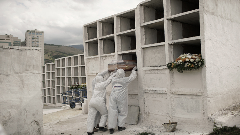 Covid-19: Ξεπέρασαν τους 142.000 οι θάνατοι στη Βραζιλία