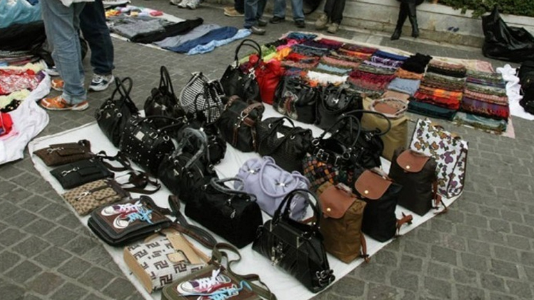 Πειραιάς: «Επιχείρηση-σκούπα» για την αντιμετώπιση του παρεμπορίου