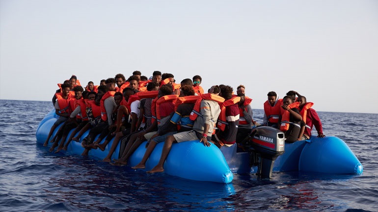 Περισσότεροι από 900 πρόσφυγες μεταφέρονται από τα νησιά στην ηπειρωτική Ελλάδα