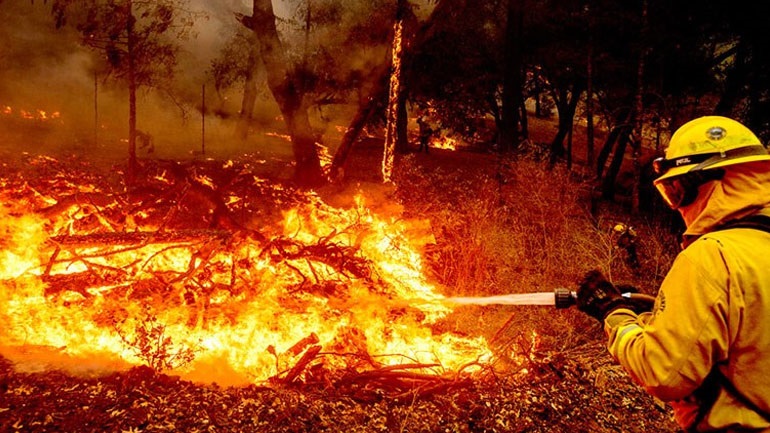 Τρεις νεκροί από τις πυρκαγιές που κατακαίουν τη βόρεια Καλιφόρνια