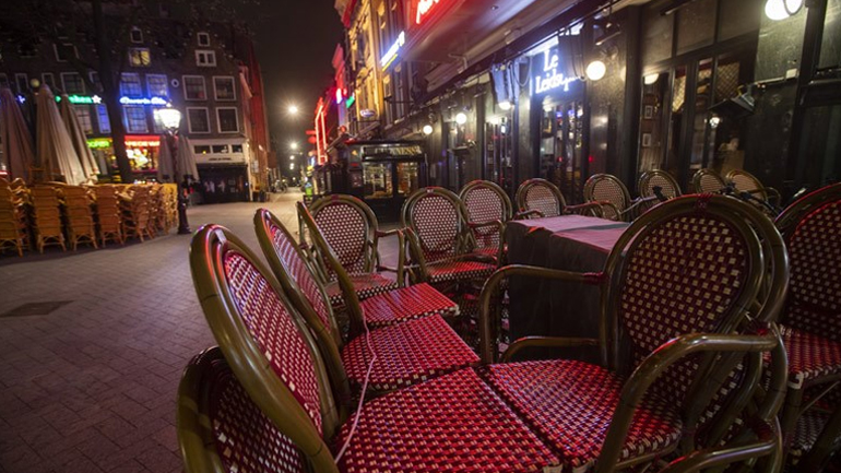 Covid-19: Αυστηρότερα μέτρα στην Ολλανδία – Κλείνουν στις 22.00 μπαρ και εστιατόρια
