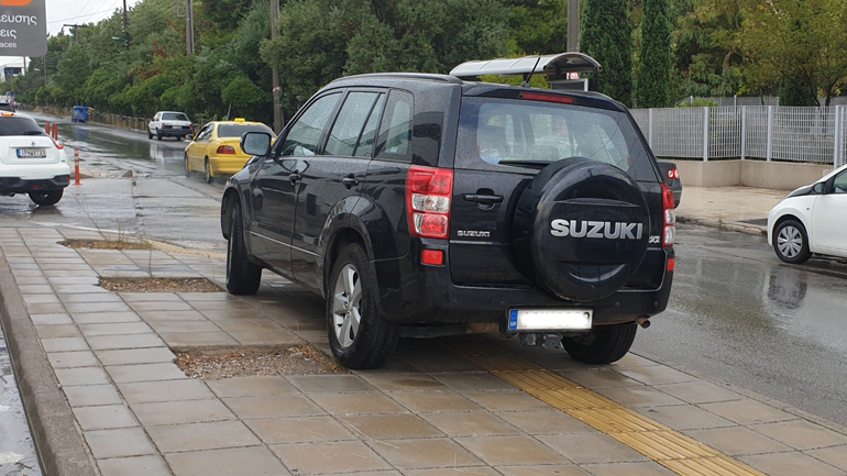 Πρέπει να έχεις πρόβλημα (στο μυαλό) για να παρκάρεις έτσι…