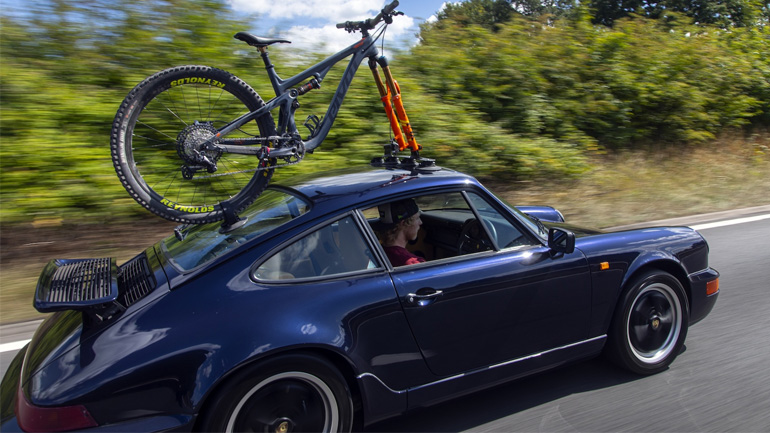 Ο Bernard Kerr καβαλάει μετά το lockdown στο Λονδίνο