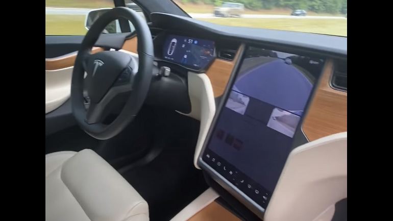 Tesla σε αυτόνομη λειτουργία διασχίζει έναν αυτοκινητόδρομο