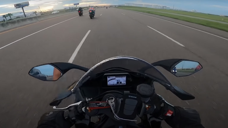 Οδηγός ημιφορτηγού χτυπά έναν μοτοσικλετιστή