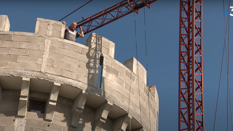 Άνδρας χτίζει κάστρο Άνδρας χτίζει κάστρο