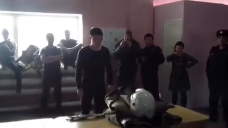 Πυροσβέστης ντύνεται σε 10”