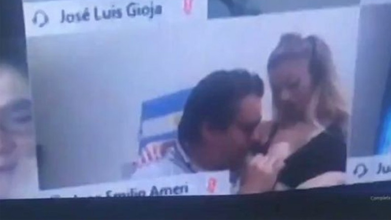 Βουλευτής της Αργεντινής φιλά το στήθος της γυναίκας του κατά τη διάρκεια τηλεδιάσκεψης
