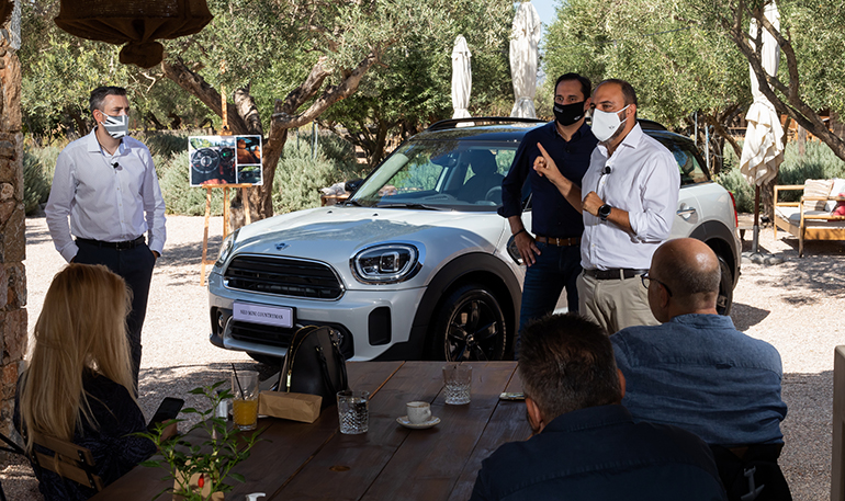 Η παρουσίαση του μοντέλου έγινε στην Αττική και με αυστηρό υγειονομικό πρωτόκολλο. Στη φωτογραφία διακρίνονται (όρθιοι) από αριστερά οι: Μάνος Δρακωτός (επικεφαλής MINI στην Ελλάδα), Νίκος Καψής (product manager BMW Group) και Κώστας Διαμαντής (διευθυντής Επικοινωνίας BMW Group).