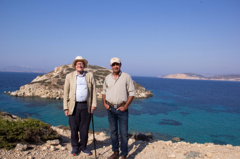 Ο Καθηγητής Colin Renfrew με το Δρ. Κώστα Πασχαλίδη την αρχαιολογική τοποθεσία Κάβος, στην Κέρο με φόντο τη νησίδα Δασκαλιό