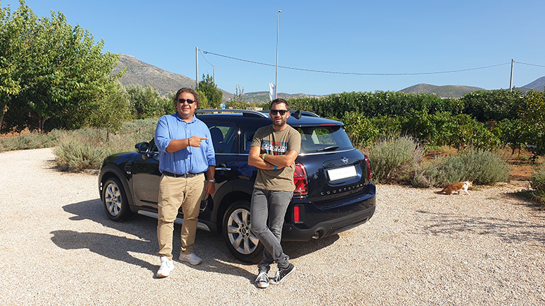 To ανανεωμένο MINI Countryman είχαμε την ευκαιρία να το δούμε μόνο στατικά (στη φωτογραφία με τον Πάρι Ποντίκα από το Πρώτο Πρόγραμμα).