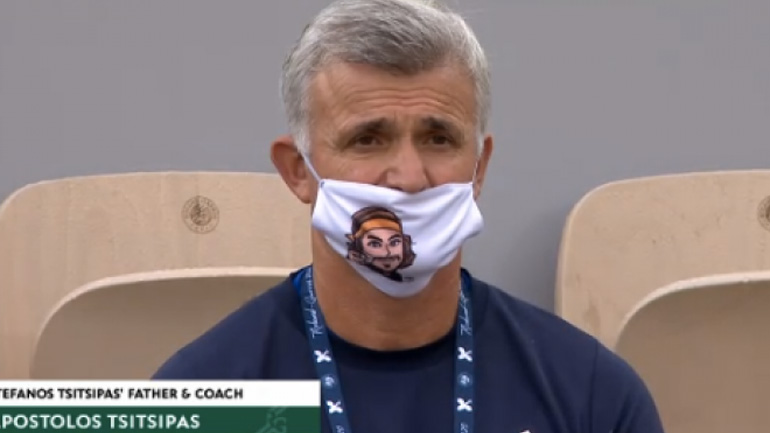 Έκλεψε την παράσταση η μάσκα του Απόστολου Τσιτσιπά!