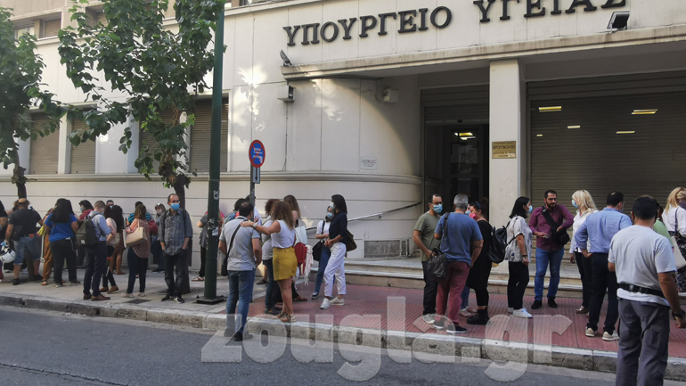Συγκέντρωση διαμαρτυρίας συμβασιούχων γιατρών στο υπουργείο Υγείας