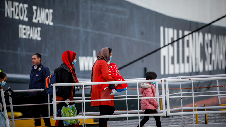 Στο Λαύριο το «Blue Star Chios» με 724 μετανάστες και πρόσφυγες από νησιά του Αν. Αιγαίου