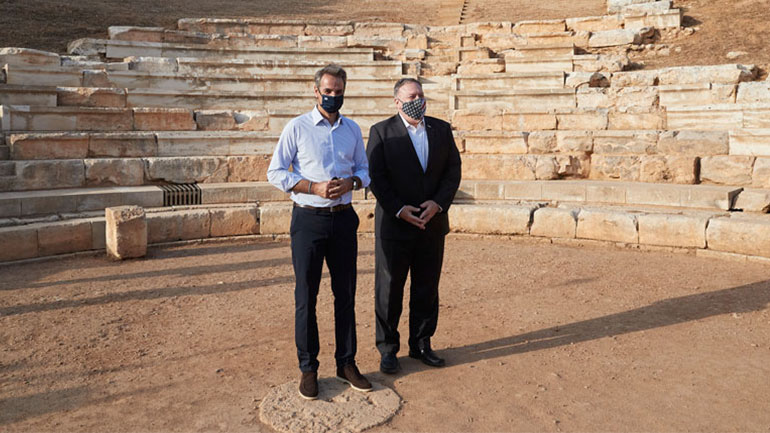 Στο αρχαίο θέατρο Απτέρας ο Πομπέο – Εντυπωσιασμένος από την ακουστική του