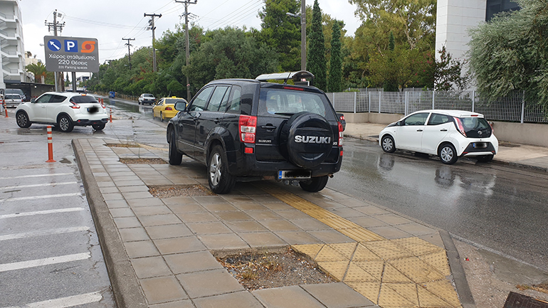 Και ας υποθέσουμε ότι ο οδηγός βιαζόταν ή του έτυχε κάτι. Όπως μπορείτε να δείτε, θα μπορούσε να το παρκάρει στη δεξιά πλευρά του δρόμου που έχει πολλές κενές θέσεις ή ακόμα και στο πάρκινγκ του super market. Με λίγα λόγια… μηδέν παιδεία. 