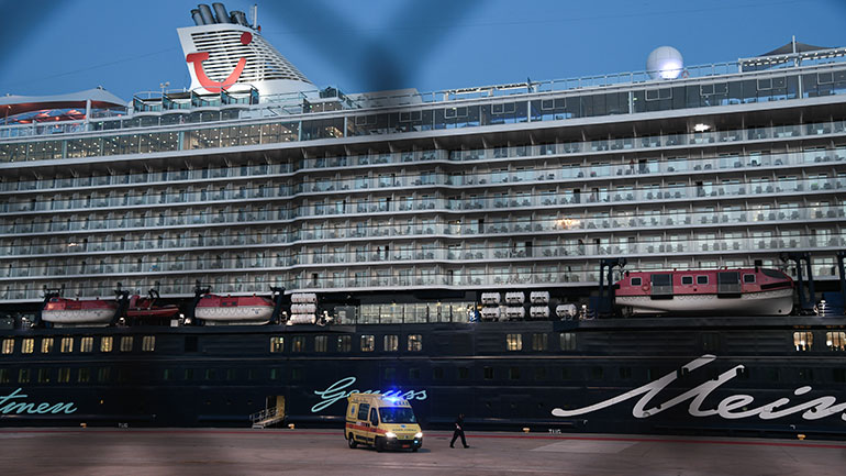 Στο λιμάνι του Πειραιά το κρουαζιερόπλοιο «Mein Schiff 6»