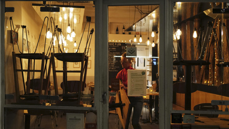 Φινλανδία-Covid-19:  Στη 01:00 θα κλείνουν μπαρ και εστιατόρια