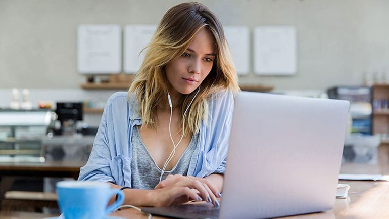 Πώς θα καταλάβετε ότι κάποιος σας ζηλεύει;