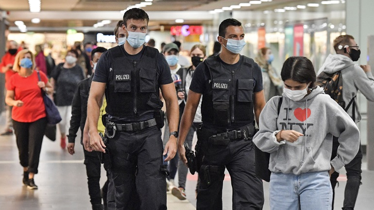 Covid-19: Πρόστιμα και αυστηρότερα μέτρα στη Γερμανία