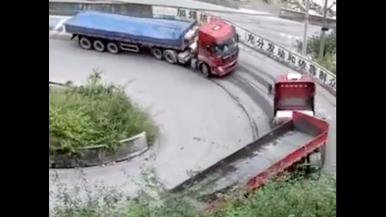 Μετωπική σύγκρουση δύο φορτηγών 