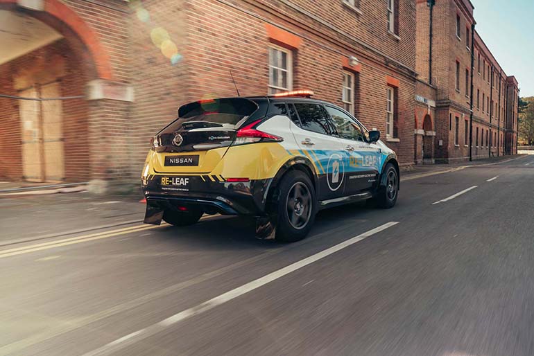 Όπως φαίνεται από την φωτογραφία το ηλεκτρικό όχημα έχει σηκωθεί για να μπορεί να κινείται σε σε δύσκολα μέρη