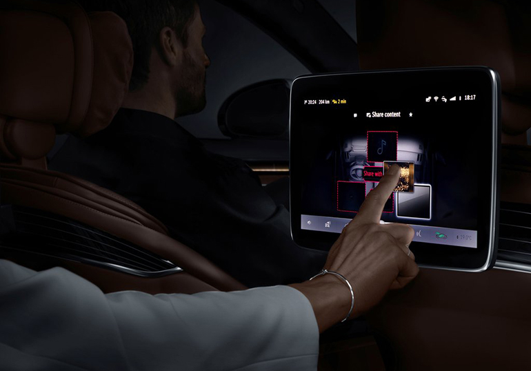 Οθόνες και για τους πίσω επιβάτες...