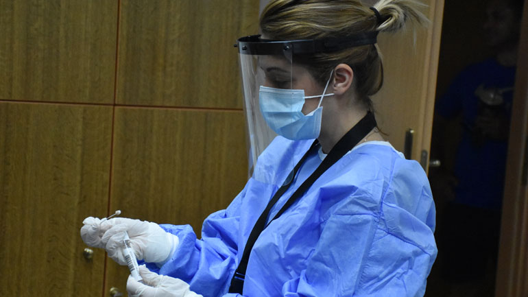 Ο συνωστισμός σε μια κηδεία έφερε μίνι lockdown σε χωριά της Θήβας και της Χαλκίδας