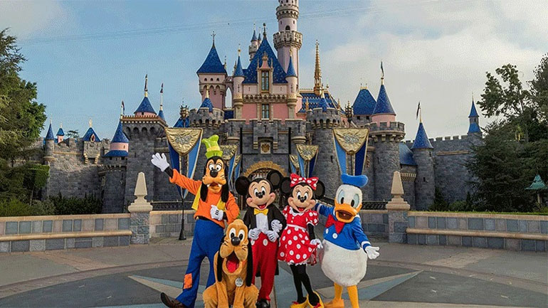 Η Walt Disney απολύει 28.000 εργαζομένους στα θεματικά της πάρκα
