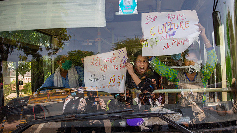 Ινδία: Η αστυνομία κατηγορείται ότι αποτέφρωσε, παρά τη θέληση της οικογένειάς της, τη σορό μίας κοπέλας