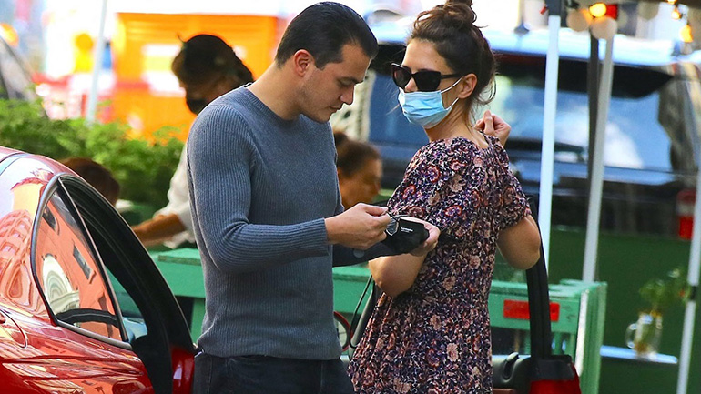 Το φόρεμα της Katie Holmes σε έξοδο με τον καλό της είναι ιδανικό για ένα ρομαντικό date night