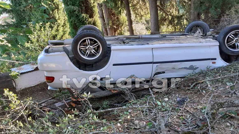 Λαμία: I.X. με 17χρονο οδηγό τούμπαρε και κατέληξε σε αυλή σπιτιού