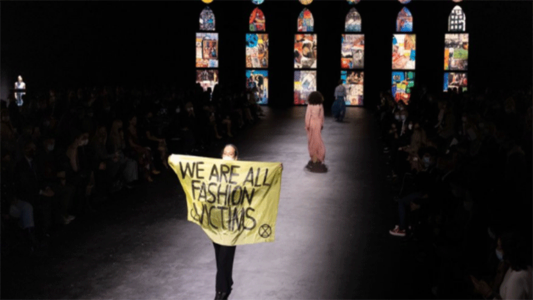 Ακτιβίστρια της Extinction Rebellion περπάτησε στην πασαρέλα του Dior