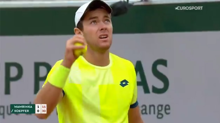 Αεροπλάνο σπάει το φράγμα του ήχου κατά τη διάρκεια ενός αγώνα