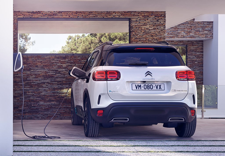 Η έκδοση Plug In Hybrid συνδυάζει κινητήρα βενζίνης και ηλεκτροκινητήρα όπου ο δεύτερος φορτίζει από μία... πρίζα